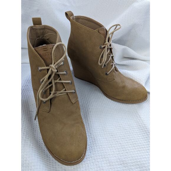 NAUTICA! CAMEL TAN VEGAN SUEDE WEDGE HEEL LACE-UP BOOTS, BOOTIES! SZ 8.5 - Picture 1 of 9